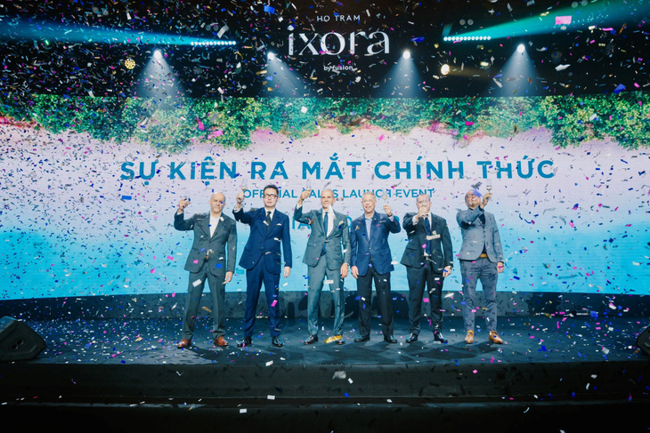 Đội ngũ chuyên gia quốc tế nâng ly chúc mừng sự kiện ra mắt chính thức Ixora Ho Tram by Fusion giai đoạn 2